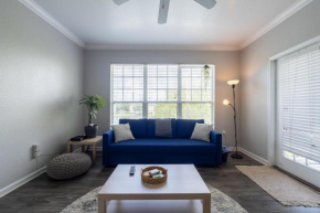 Luxurious 2-bed suite w/lake view and amenities